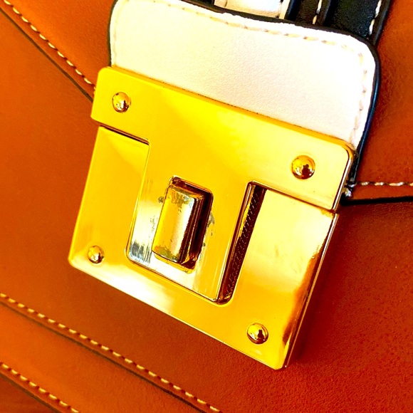 Camel colored purse - Picture 4 of 9